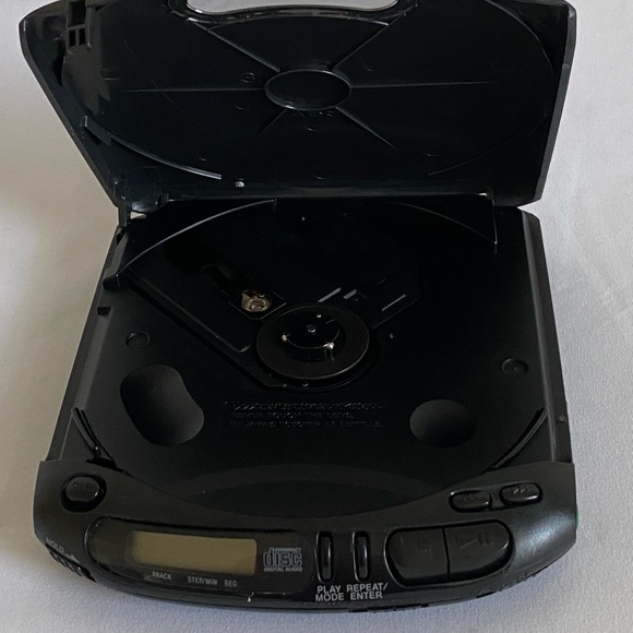 Sony Diskman Model D-142CK CD Player with Mega Bass.  Runs on 2AA batteries. - Picture 3 of 5